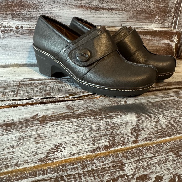 Thom McAn Brown Leather Mules - Picture 1 of 7